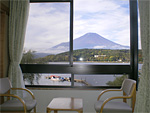 部屋から望む富士山と山中湖
